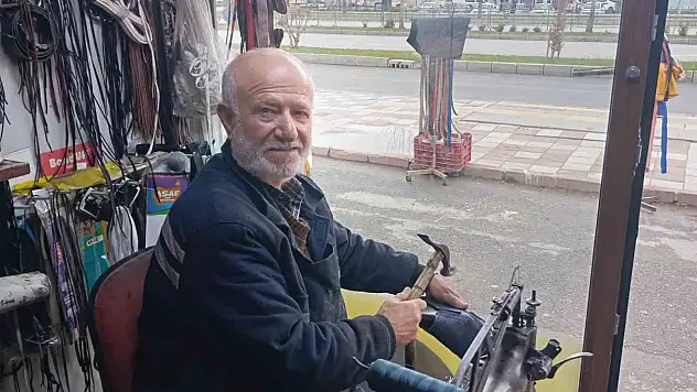 Babasından öğrendi, 45 yıldır ayakkabı tamir ediyor