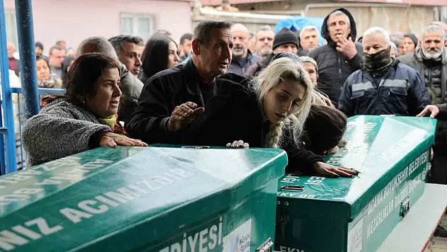Adana'da babalarının öldürdüğü kardeşler yan yana toprağa verildi