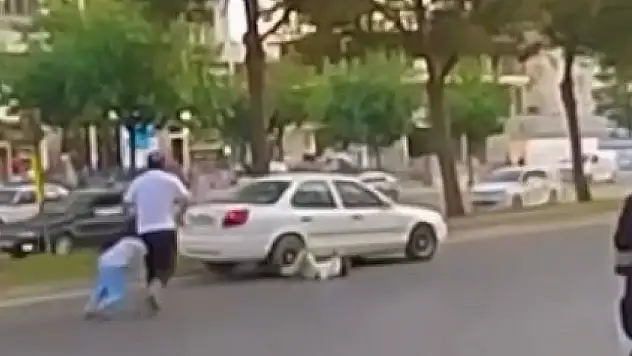 Babalarıyla karşıya geçmek isteyen kardeşlere otomobil çarptı!