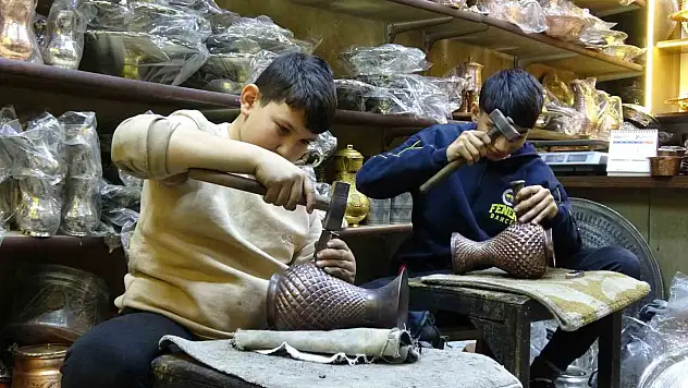 Gaziantep'te bir atölyede üç kuşak