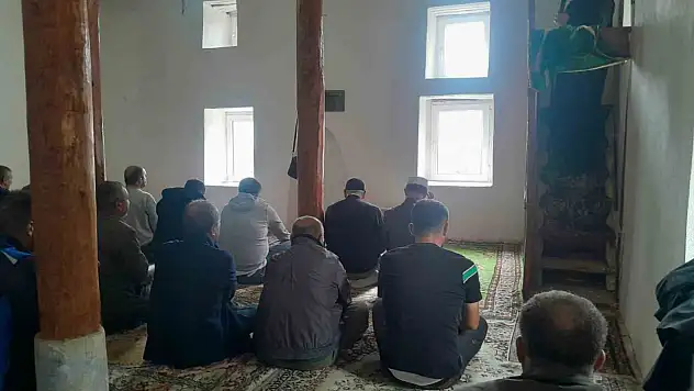 50 yıllık sessizlik sona erdi: Tarihi camide yeniden saf tuttular