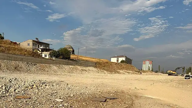 Depremde yıkılan binanın müteahhidi için yeni karar! Mahkemeden tahliye