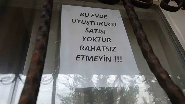 Bağımlılardan bıktı, evini camına astığı yazı herkesi şaşırttı!