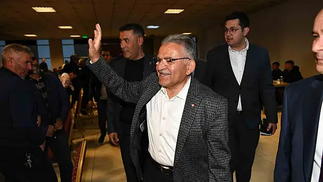 Bakan Akar ve Büyükkılıç ilçeleri gezdi