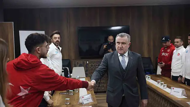 2026 Kış Olimpiyatları'na katılacak milli sporcuları Bakan Bak, ağırladı