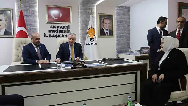 Bakan Bak AK Parti Eskişehir İl Başkanlığı'nı ziyaret etti