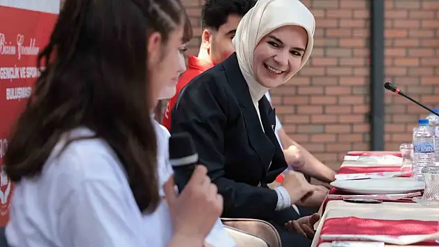 Bakan Göktaş, devlet himayesindeki başarılı sporcu gençlerle buluştu