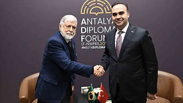 Bakan Kacır, çeşitli ülkelerden üst düzey isimlerle bir araya geldi