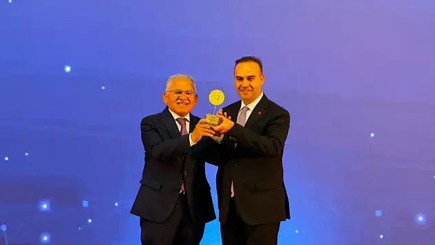Bakan Kacır'dan Başkan Büyükkılıç'a ödül! Kayseri'nin projesi Türkiye'ye damga vurdu