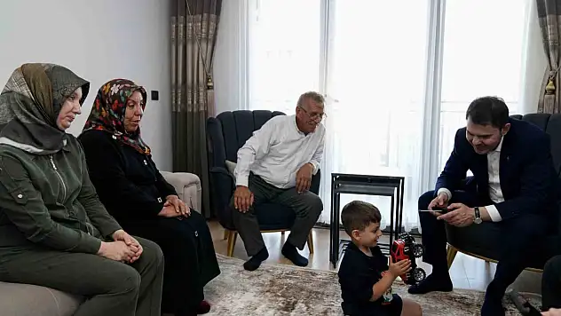 Bakan Kurum'dan depremzede Yusuf ve dedesine ziyaret