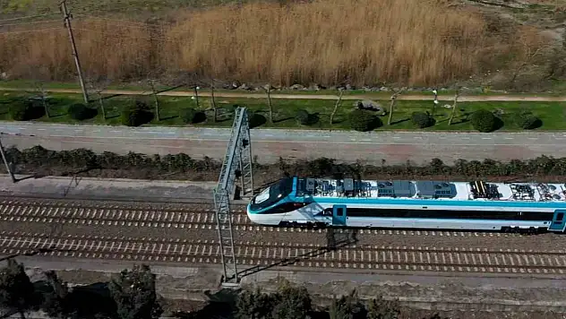 Türkiye'nin ilk yerli hızlı treni 240 kilometre hıza ulaştı