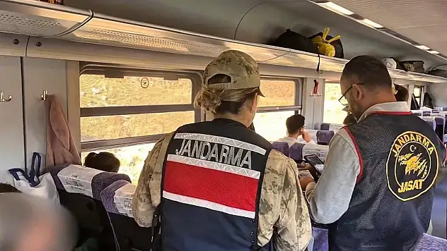 Bakan Yerlikaya duyurdu: 81 ilde Düzensiz Göçmen operasyonu! Binlerce kişi sorgulandı...