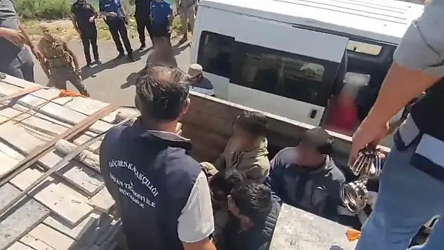 Bakan Yerlikaya duyurdu: Düzensiz göçe yönelik geniş kapsamlı operasyon!