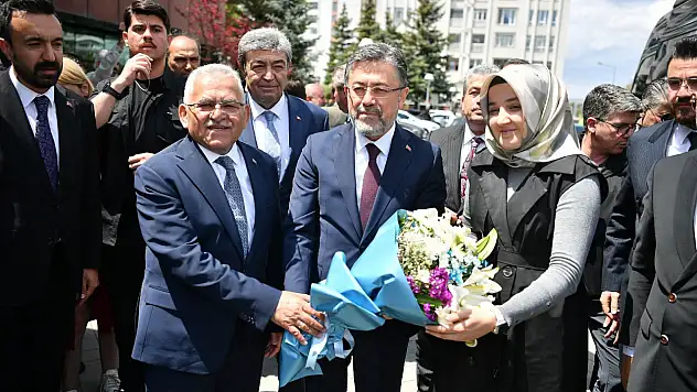 Bakan Yumaklı'dan Büyükşehir Belediyesi'ne ziyaret!