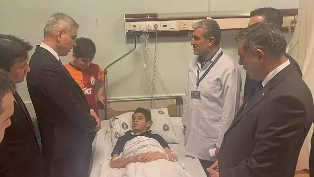 Bakanlar okul saldırısından yaralanan öğrencileri ziyaret etti