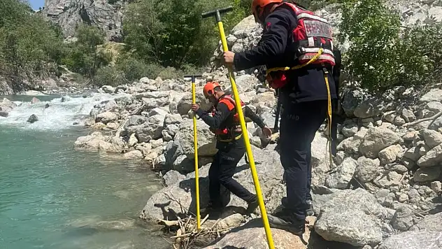 Balık tutarken nehre düşen şahsı arama çalışması sürüyor!
