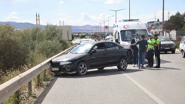 Bariyerlerle tırın arasında sıkıştı: Metrelerce sürüklendi