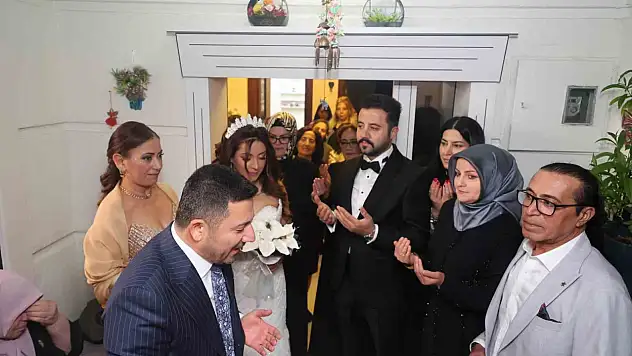 Gelin arabasında başkan var: Rasim Arı'dan yol arkadaşına anlamlı destek