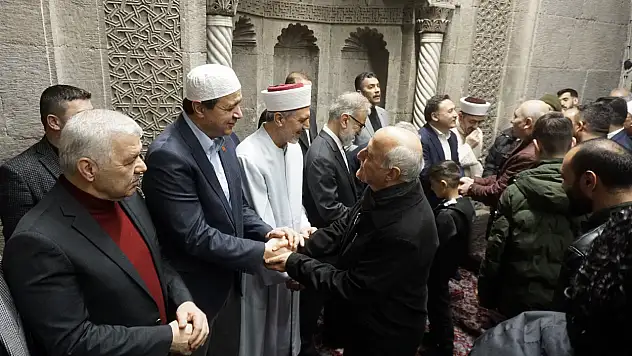 Başkan Arıkan Hunat Camii'nde bayramlaştı