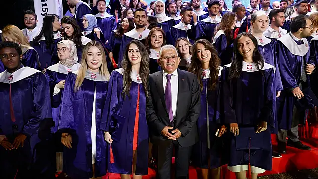 Başkan Büyükkılıç, AGÜ'de mezuniyet sevincine ortak oldu!