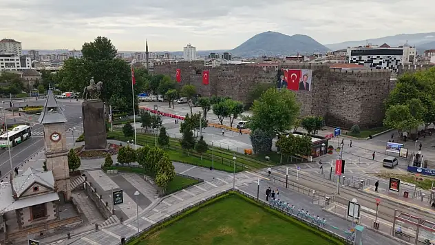 Başkan Büyükkılıç, Cumhuriyet Meydanı'ndaki büyük dönüşümü yerinde inceledi