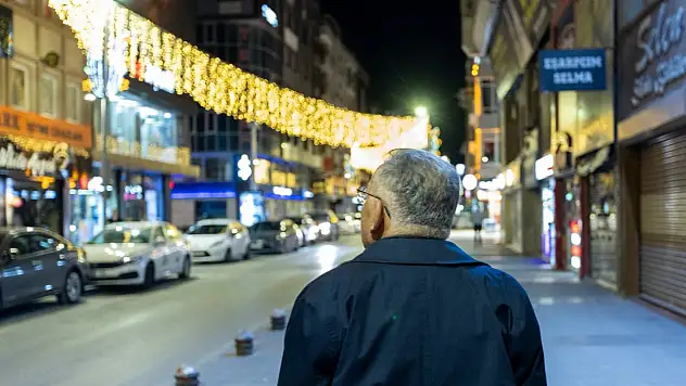 Başkan Büyükkılıç'dan gece mesaisi: Çarşı merkezi artık daha farklı!