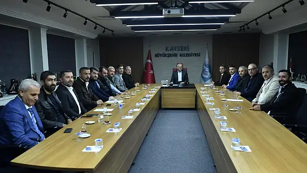 Başkan Büyükkılıç'ın makamında yoğun ziyaret trafiği!