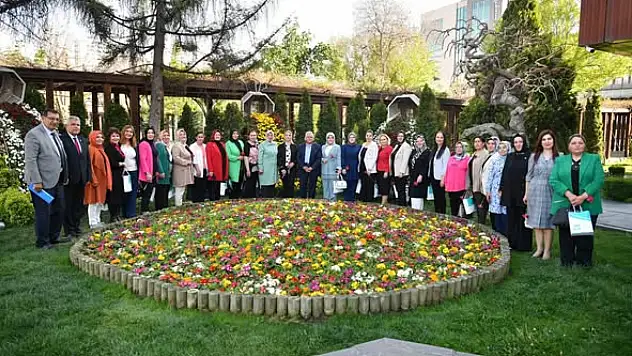 Başkan Büyükkılıç Kayseri'nin kadın muhtarlarını makamında ağırladı...
