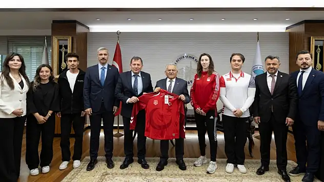 Başkan Büyükkılıç makamında gençleri ağırladı