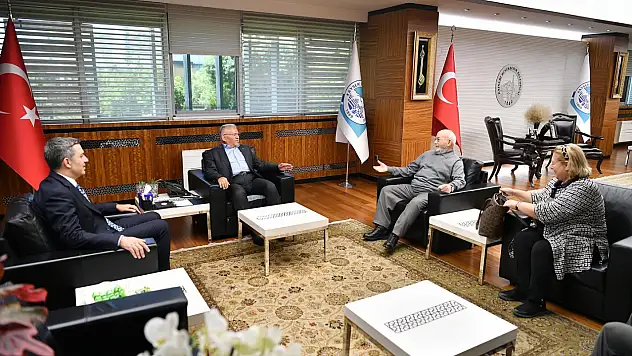 Başkan Büyükkılıç makamında misafirlerini ağırladı