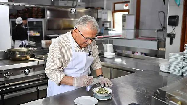 Başkan Büyükkılıç mutfağa girdi: Atıksız katık çorbası pişirdi!