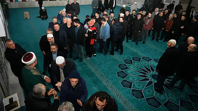 Başkan Büyükkılıç sabah namazında cemaatle saf tuttu