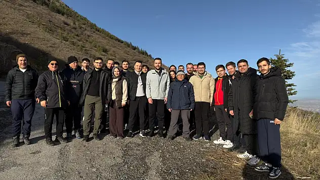 Büyükkılıç gençlerle Ali Dağı'nda yürüyüş yaptı