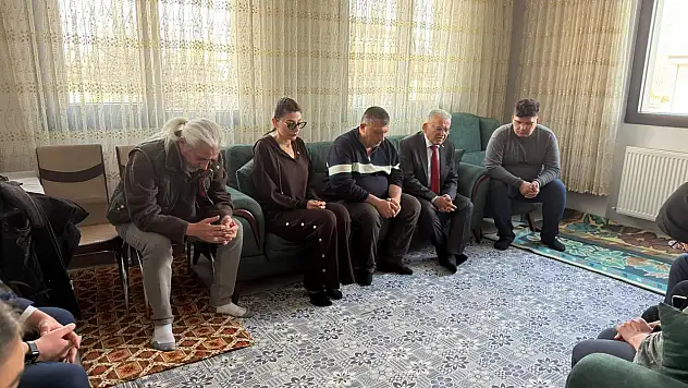 Başkan Büyükkılıç'tan kazada hayatını kaybeden tıp öğrencisi Yaren'in ailesine taziye ziyareti