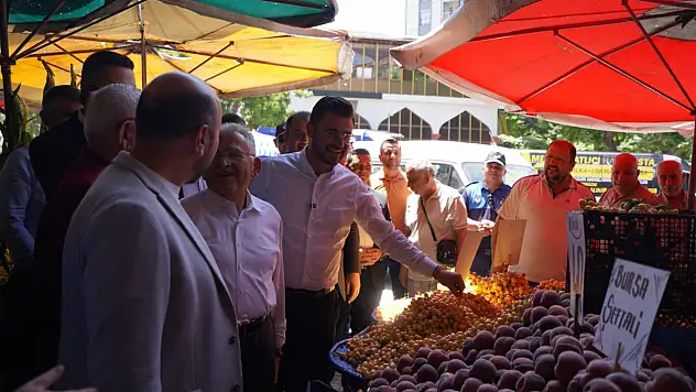 Başkan Büyükkılıç ve Hüseyin Okandan esnafla gönül bağı kurdu