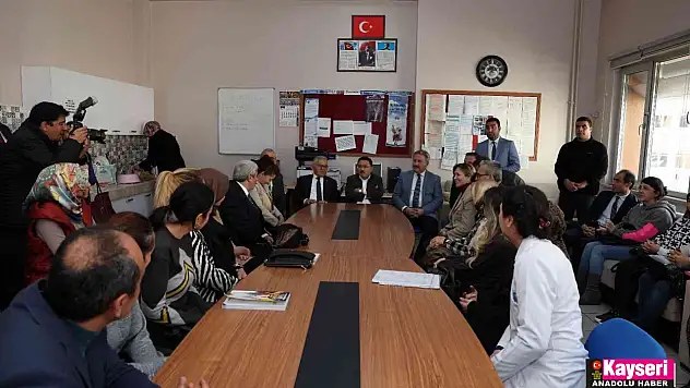 Büyükkılıç ve Vali Çiçek öğretmenlerle buluştu, öğrencilerle kucaklaştı