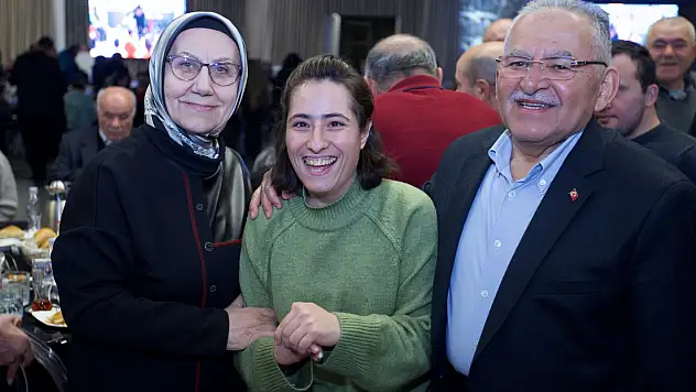 Başkan Büyükkılıç Yetim ve özel gereksinimli bireylerle aynı sofrada