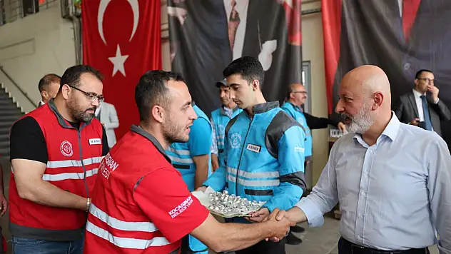 Başkan Çolakbayrakdar bayram mesaisindeki personelle buluştu