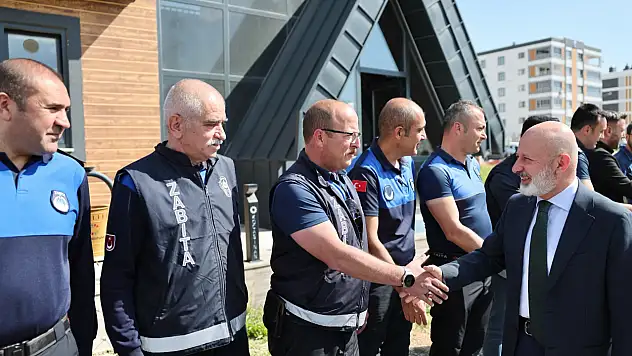 Başkan Çolakbayrakdar bayram mesaisindeki personelle buluştu