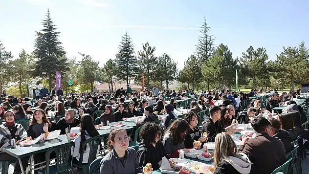 Başkan Çolakbayrakdar'dan öğrencilere 'Kocaburger' ikramı