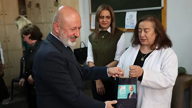 Başkan Çolakbayrakdar'dan öğretmenlere anlamlı hediye