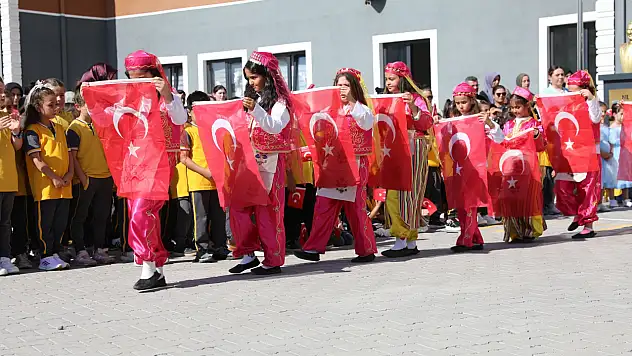 Başkan Çolakbayrakdar, ilk ders zilinde çocukların heyecanına ortak oldu