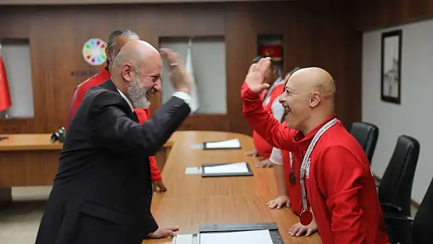 Başkan Çolakbayrakdar Kayseri'ye gurur yaşatan Kocasinan'ın özel sporcularını makamında ağırladı!