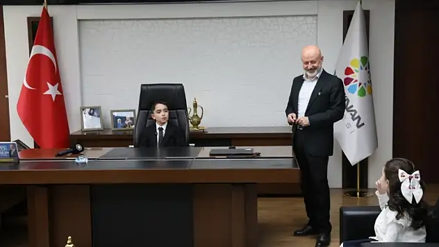 Başkan Çolakbayrakdar koltuğunu devretti: Minik başkan ilk talimatını verdi