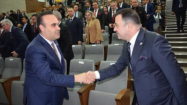 Başkan Mehmet Yalçın, ödülü Bakan Kacır'ın elinden aldı