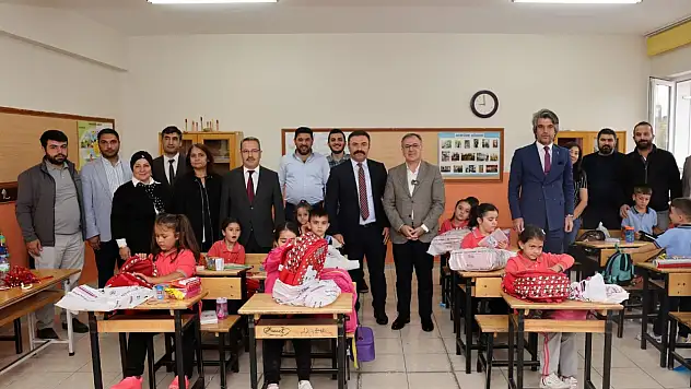 Başkan Özdoğan okul açılışında hediye dağıttı