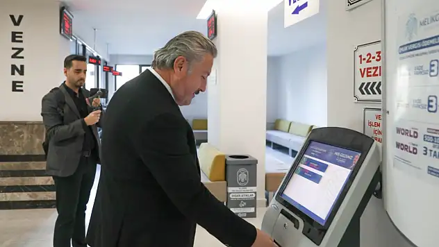 Başkan Palancıoğlu, emlak vergisi ödemesini veznede yaptı