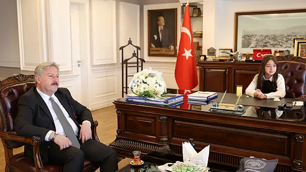 Başkan Palancıoğlu makamını minik öğrenciye devretti