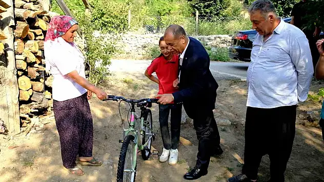 Belediye başkanı sözünü tuttu, küçük kız bisikletine kavuştu