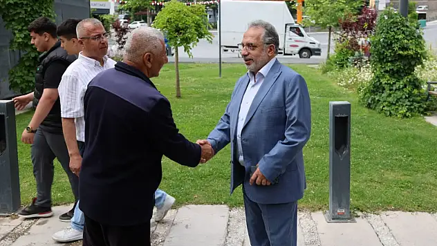 Başkan Yalçın çay eşliğinde vatandaşların dinleyip görüşlerini aldı